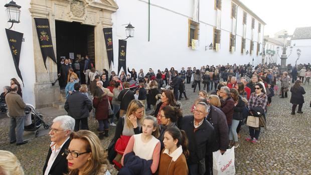 Devotos en la Plaza de Capuchinos un Viernes de Dolores