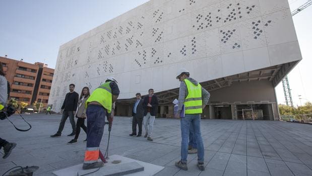 Unos operarios limpian en la puerta de acceso a la Ciudad de la Justicia de Córdoba