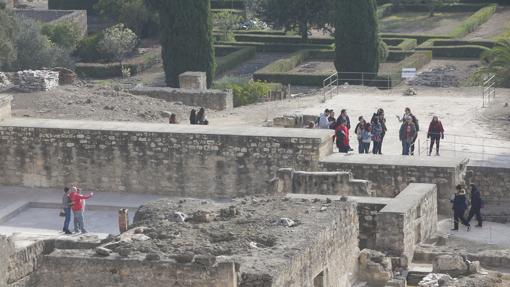 Visitantes en el yacimiento de Medina Azahara.