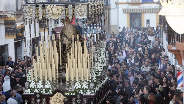 Procesión de la hermandad de Jesús Nazareno el Jueves Santo del año pasado.