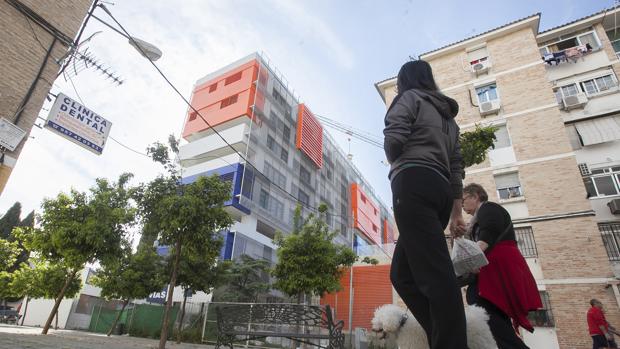 Dos mujeres pasan por delante del edificio de la Escuela de Magisterio en pleno Sector Sur