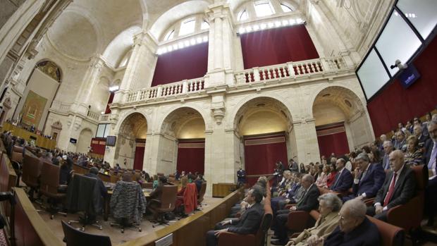 Imagen del salón de plenos del Parlamento con la tribuna repleta de público