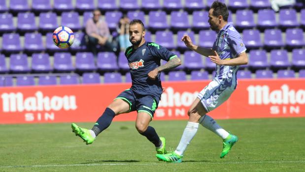 Edu Ramos despeja el balón, el domingo a las doce, en Valladolid