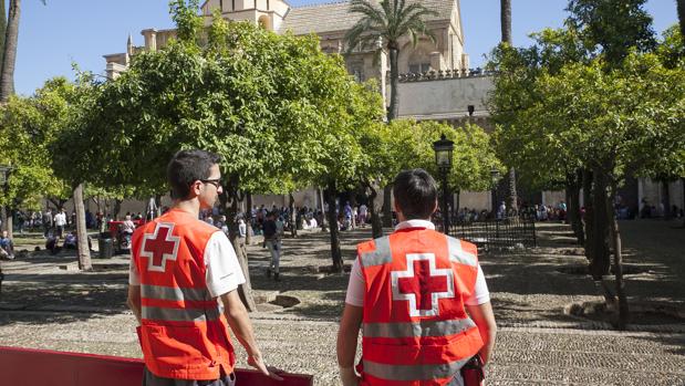 Dos voluntarios de Cruz Roja, en el Patio de los Naranjos