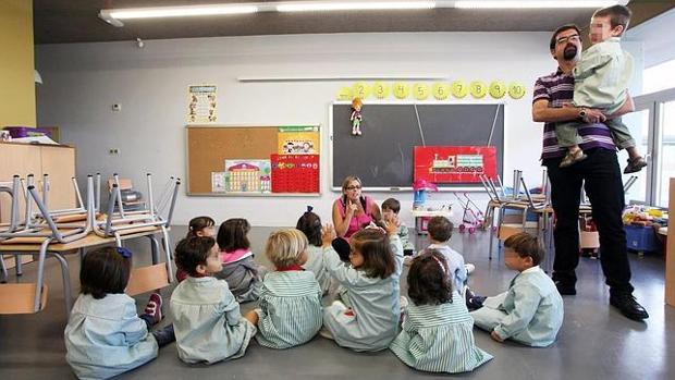 Un aula con varios alumnos