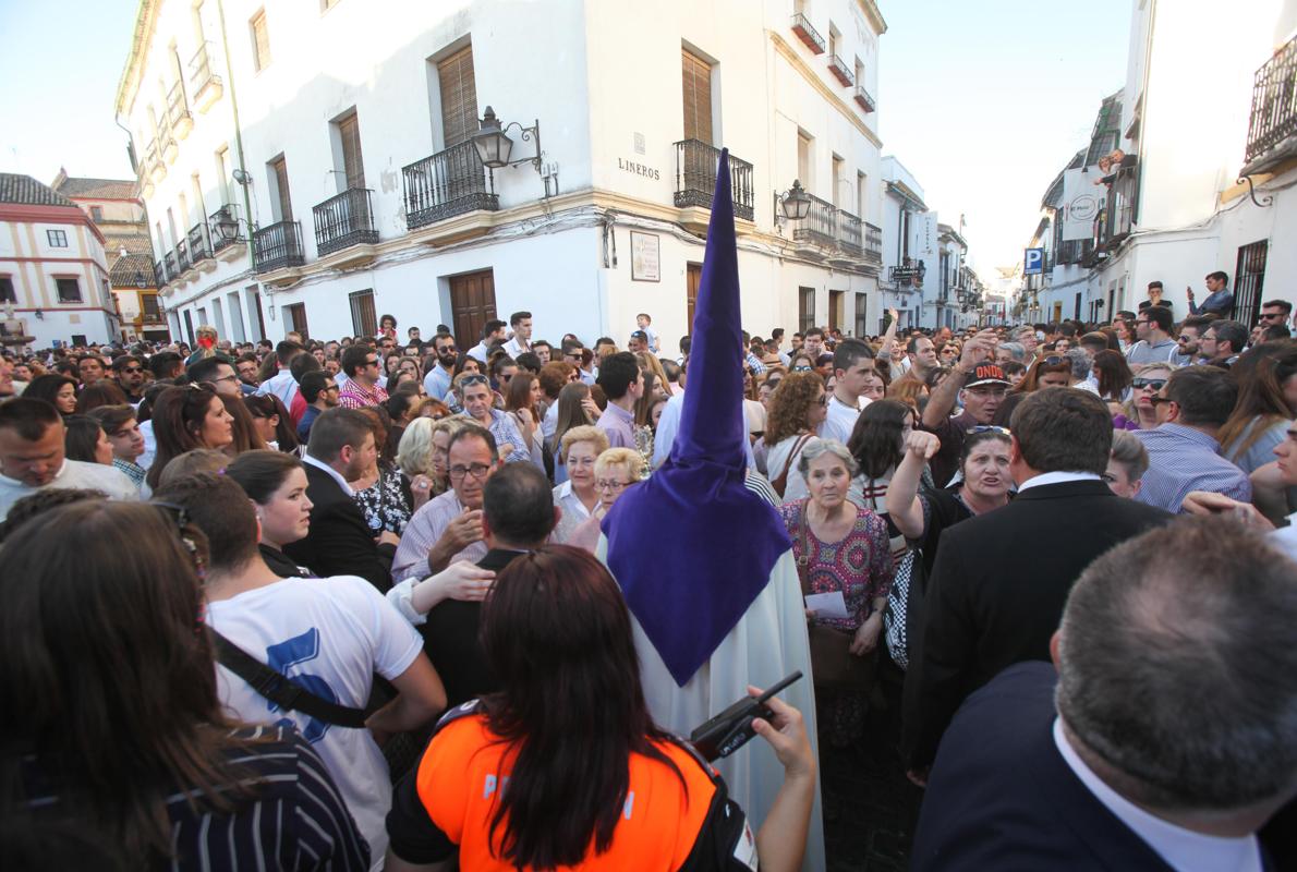 Fieles en la plaza del Potro