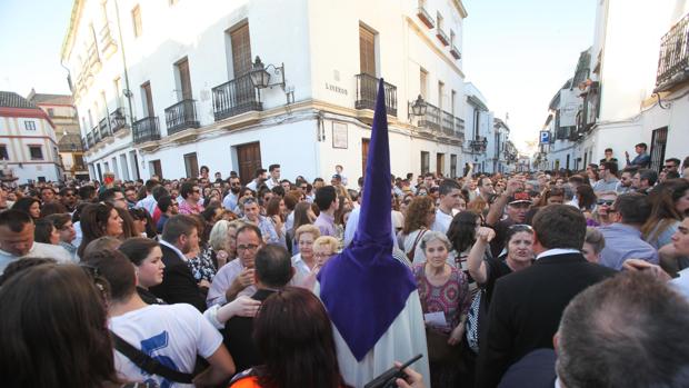 Los penitentes protestan por su prematura salida de las procesiones