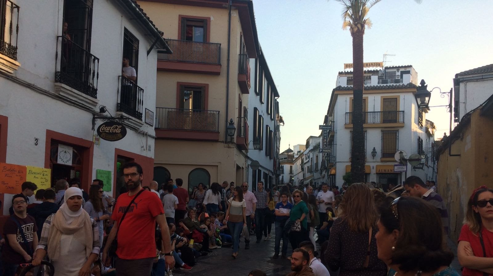 Publico a la espera del paso de las cofradías en Cardenal González