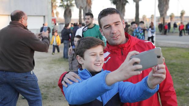 Un chico se hace una foto con Luis Carrión, entrenador del Córdoba, en un día de puertas abiertas