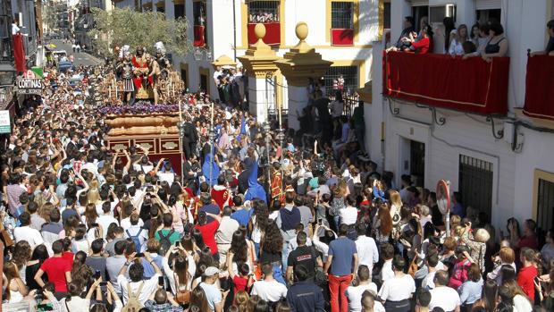 El Prendimiento de camino hacia la Mezquita-Catedral en su estación de penitencia