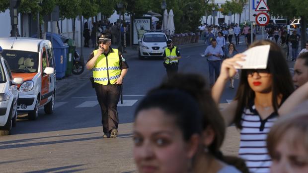 Policía ordenando el paso de la gente