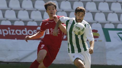 Jordi Ortega pelea el esférico ante un rival