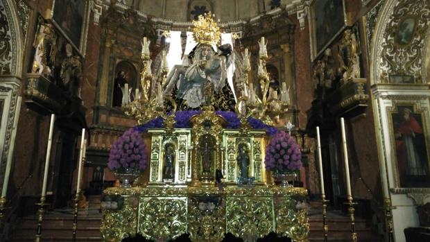 La Virgen de las Angustias, sobre su paso