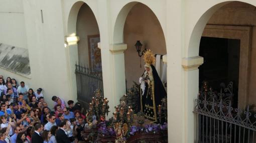 La Virgen de la Soledad se asoma al cancel de Santiago