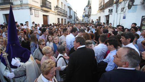 Penitentes de paisano tras el Rescatado en la plaza del Potro