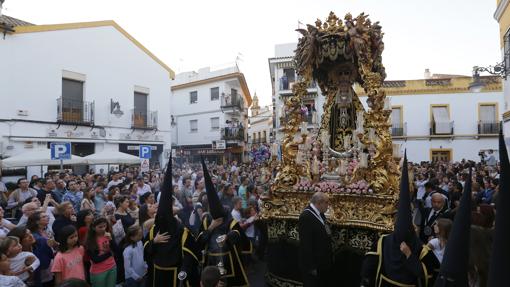 La Virgen de las Tristezas, tras salir de San Lorenzo