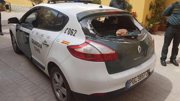 El coche patrulla de la Guardia Civil también tuvo desperfectos por las pedradas