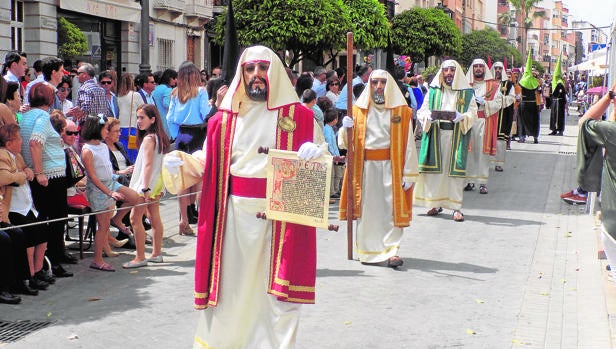 Desfile de figuras bíblicas en Puente Genil