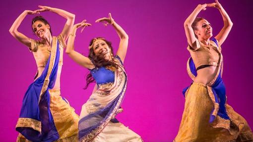 Tres bailarinas de Ashira danza oriental.