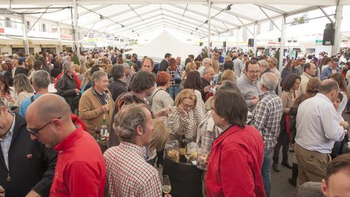 Asistentes a la Cata de Vino el año pasado.