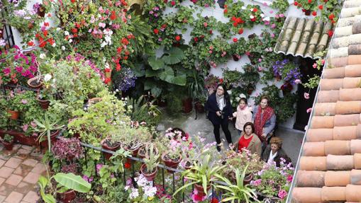 Visitantes en un patio de San Basilio.