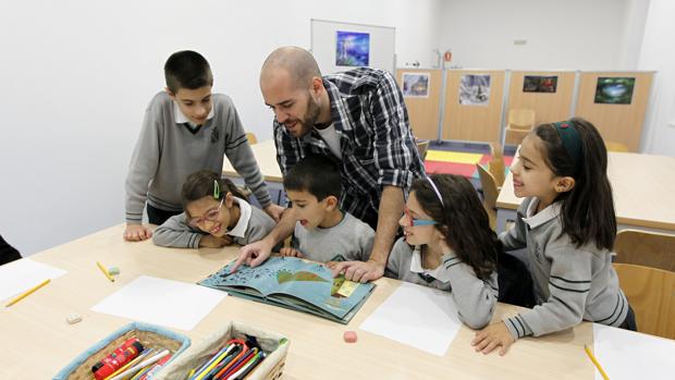 Niños participan en una actividad en la Biblioteca Central de Córdoba