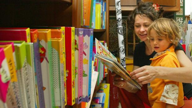 Una madre y su hijo observan cuentos en una librería