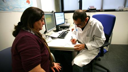 Un médico en una consulta