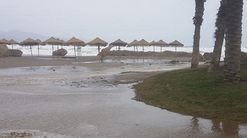 Efectos del temporal en una playa de Málaga