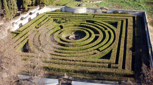 Imagen de los jardines antes de ser podados.