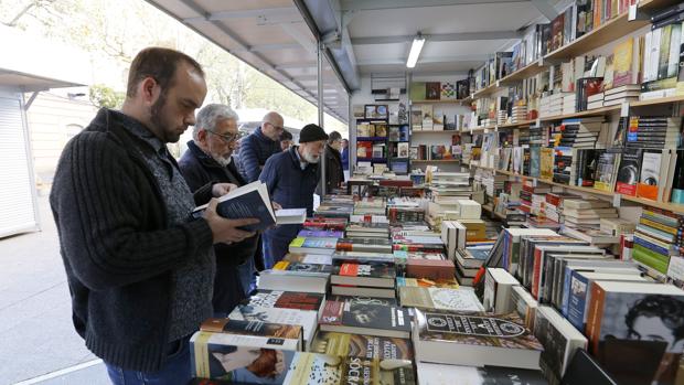 Viandantes en uno de los stand de la pasada Feria del Libro de Córdoba.