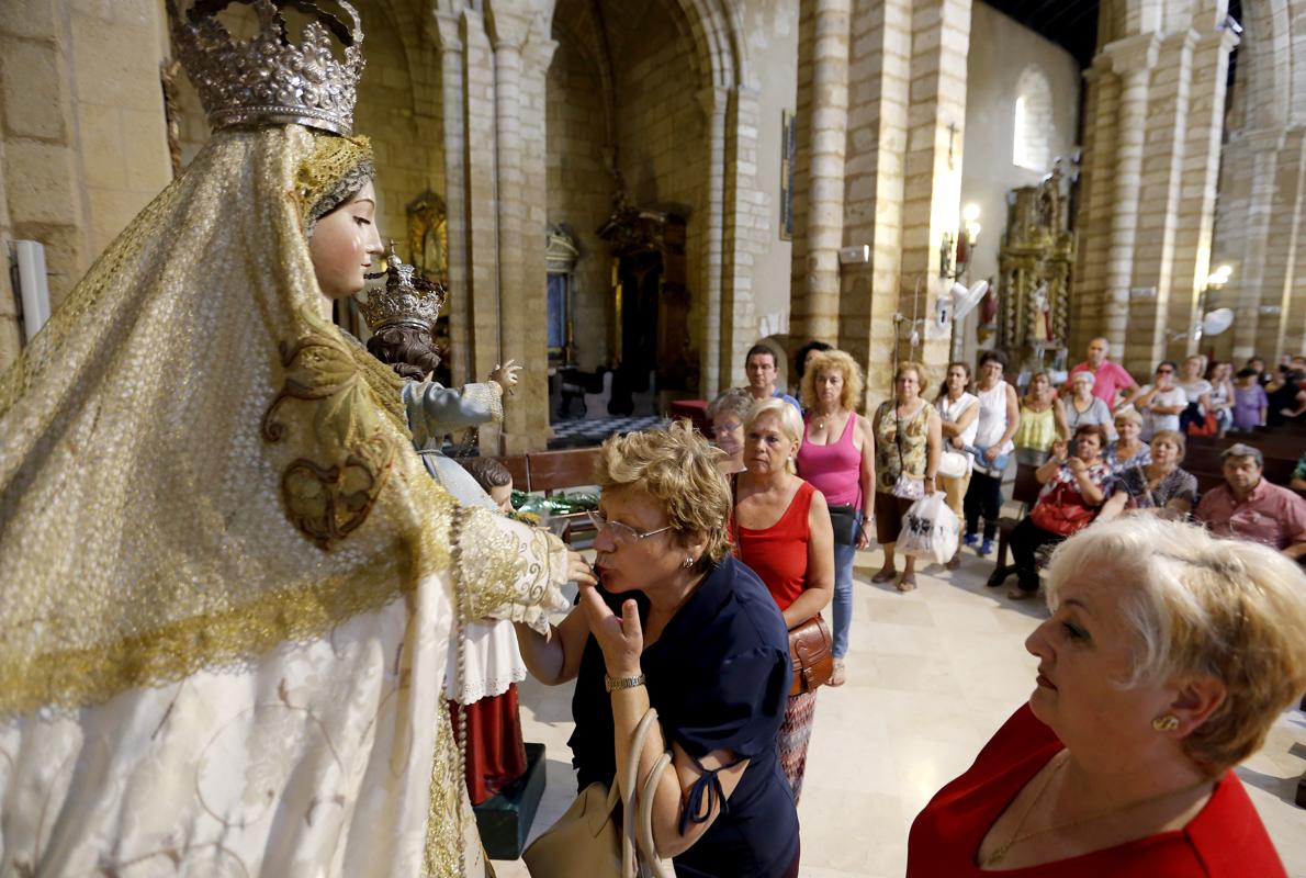 La Virgen de los Remedios, durante un besamanos