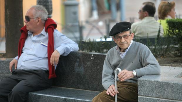 Un anciano en una plaza de la ciudad
