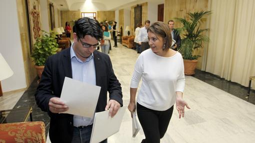 El primer teniente de alcalde y la alcaldesa hablan antes de un Pleno