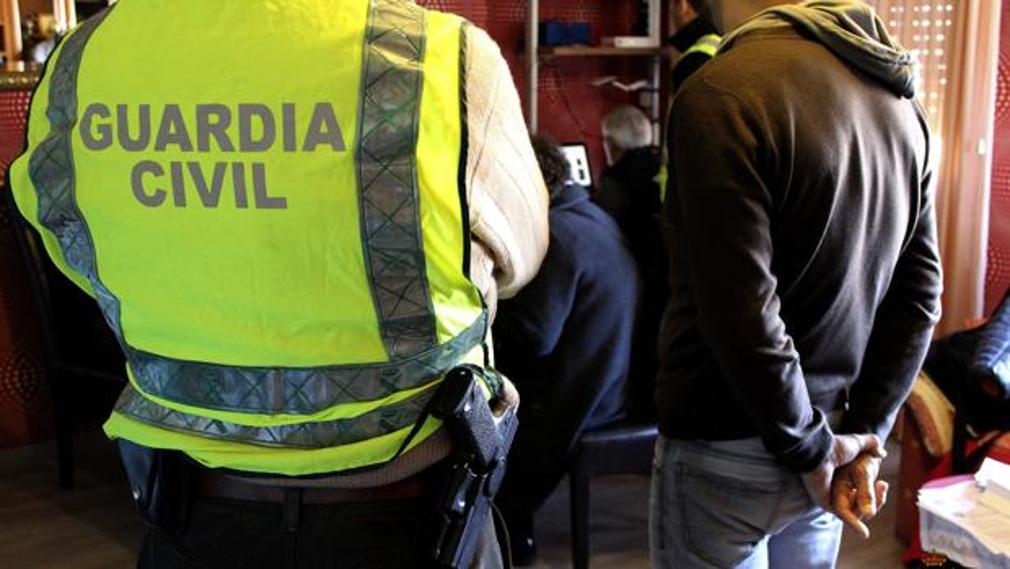 La Guardia Civil con uno de los detenidos