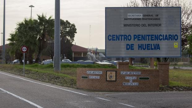 Entrada al centro penitenciario de Huelva