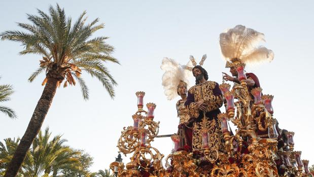 Así fue el paso del Señor de la Redención de Córdoba por los Jardines de la Agricultura