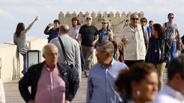 Ambiente turístico en el Puente Romano