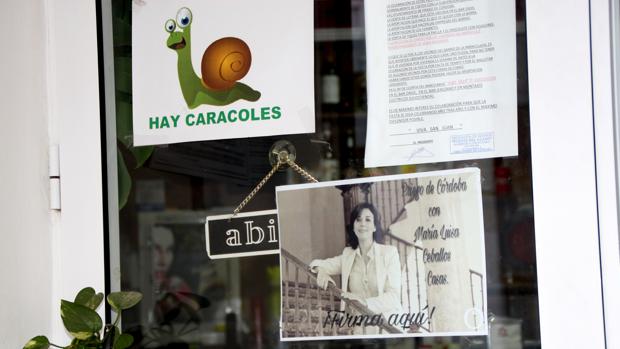 Cartel en un bar de Priego para recabar firmas contra la moción de censura