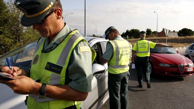 Tres agentes de la Guardia Civil en un control de tráfico