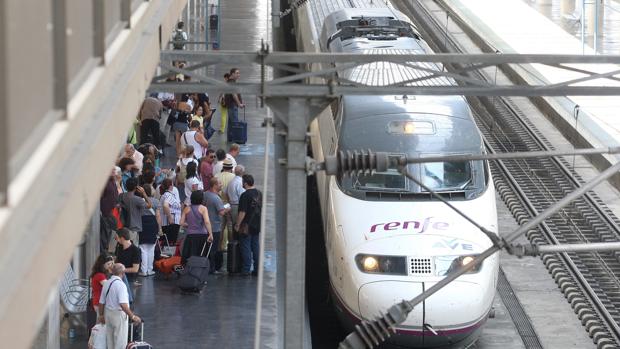 Pasajeros esperando su tren en la estación de Córdoba