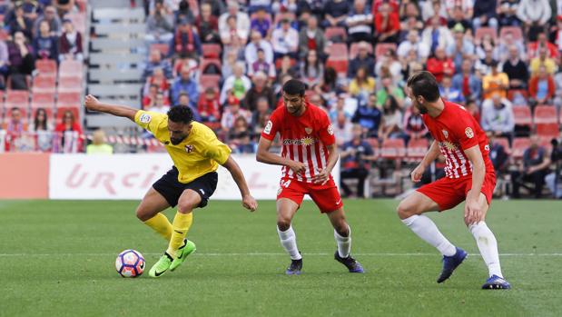 El Almería mete al Córdoba en descenso