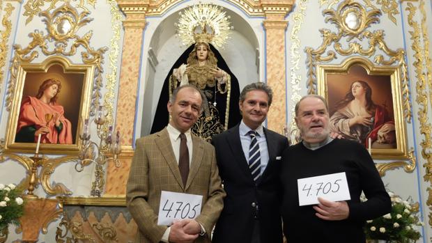 Chiquilín, con el hermano mayor de Jesús Caído, Rafael Madueño, y el sacerdote Rafael de Santiago