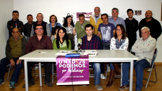 López rodeado de los miembros de la junta de Podemos en Priego de Córdoba