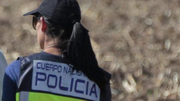 Un agente de la Policía Nacional