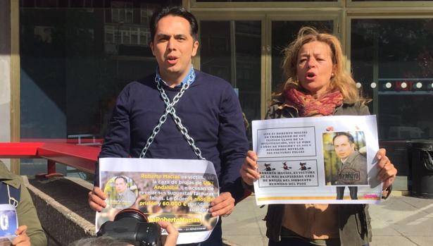 Roberto Macías y Ana Garrido, encadenados este viernes frente a la sede central de UGT en Madrid