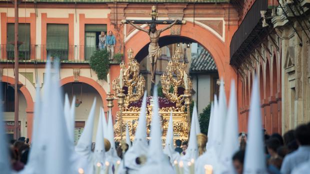 Así fue el paso del Cristo de la Misericordia de Córdoba por la Plaza de la Corredera