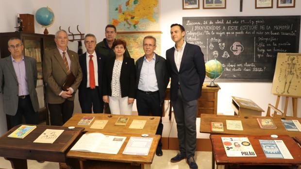 Autoridades y miembros de las asociaciones educativas en el aula recreada