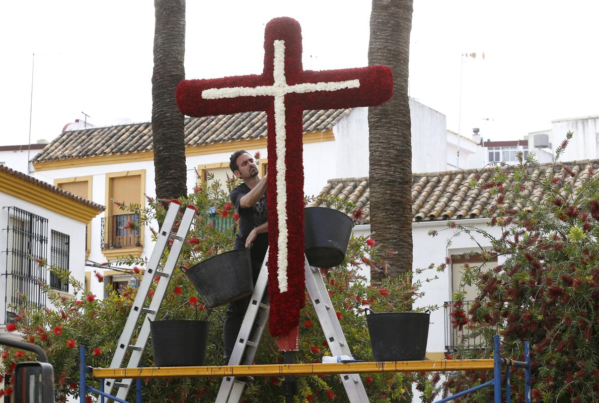 Preparativos de la Cruz de Mayo de la hermandad de la Soledad