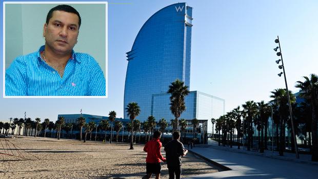 El empresario indio Hayy Mohinani, sobre una imagen del hotel Vela que posee en Barcelona